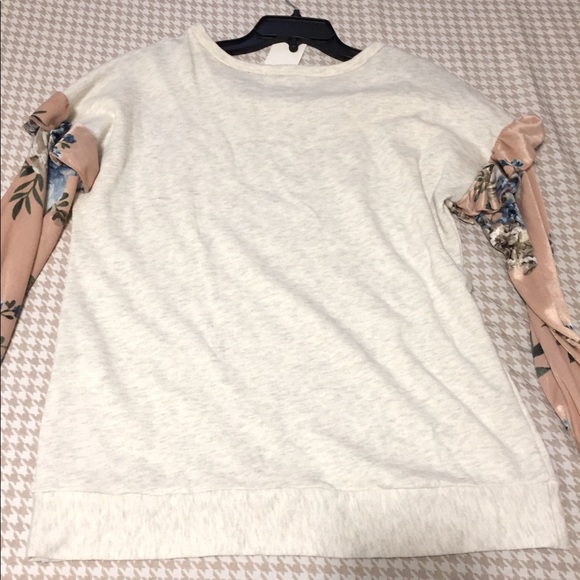 NWT. Hailey & Co. cute top with velvet floral sleeves. - Picture 3 of 5